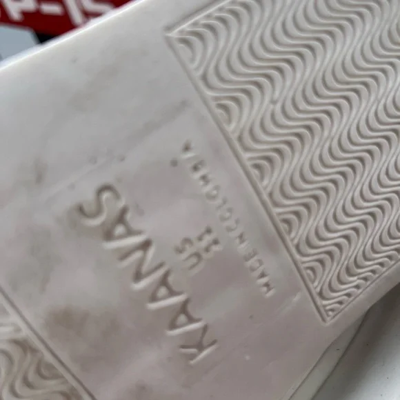 Women’s size 11 casual sneakers by Kaanas - Picture 3 of 3